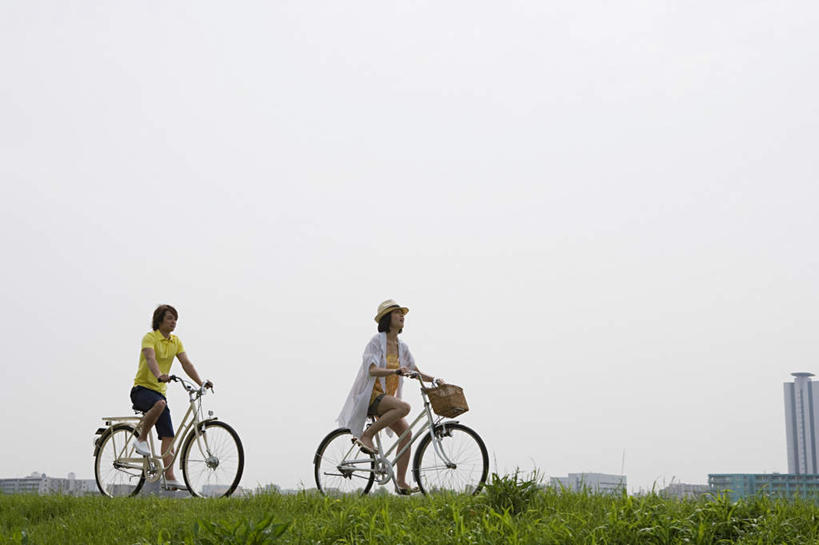 东方人,两个人,高楼大厦,横图,室外,白天,正面,爱情,草地,草坪,植物,大厦,建筑,摩天大楼,自行车,帽子,东京,日本,亚洲,两辆,握,阴影,服装,光线,影子,浪漫,注视,休闲装,黄种人,车,脚踏车,草,骑,衣服,蓝色,绿色,蓝天,天空,阳光,遮阳帽,交通工具,天,观察,看,骑车,休闲,温暖,温馨,休闲服,恩爱,握着,恋人,服饰,晴朗,观看,和睦,察看,关注,载具,东亚,本州,万里无云,关东地方,本州岛,日本国,东京都,一顶,男人,男性,年轻男性,年轻女性,女人,女性,亚洲人,情侣,晴空,晴空万里,彩图,全身,大楼,高层建筑,高楼,摩天楼,伴侣,融洽