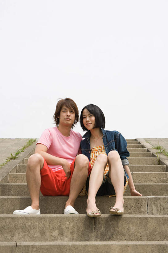 东方人,两个人,坐,笑,微笑,竖图,室外,白天,仰视,爱情,楼梯,东京,日本,亚洲,一排,许多,阴影,服装,整齐,光线,影子,阶梯,浪漫,注视,休闲装,黄种人,台阶,排列,衣服,蓝色,蓝天,天空,阳光,天,观察,看,靠,靠着,休闲,温暖,温馨,休闲服,恩爱,恋人,服饰,晴朗,观看,和睦,察看,队列,关注,东亚,本州,万里无云,关东地方,本州岛,日本国,东京都,男人,男性,年轻男性,年轻女性,女人,女性,亚洲人,情侣,晴空,晴空万里,坐着,彩图,低角度拍摄,全身,伴侣,融洽