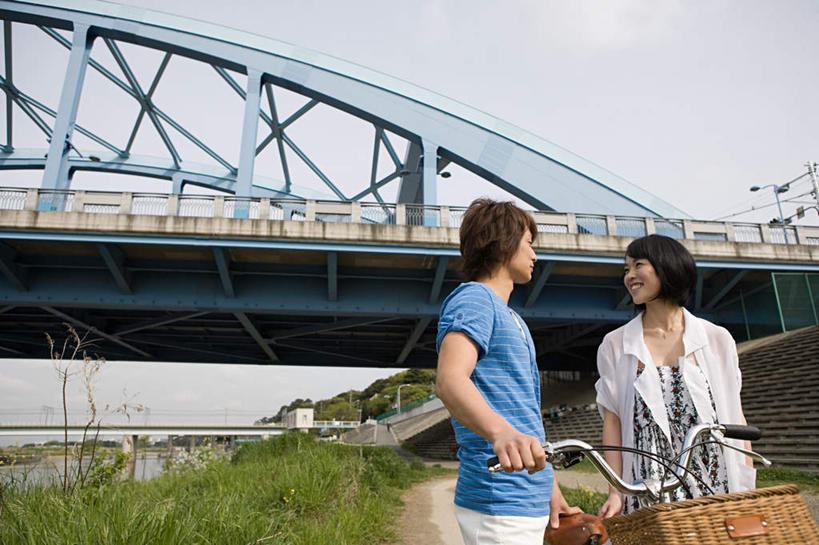 东方人,两个人,站,笑,微笑,露齿笑,横图,室外,白天,仰视,爱情,草地,草坪,植物,大桥,立交桥,路灯,桥梁,自行车,照明,东京,日本,亚洲,一辆,阴影,服装,光线,篮子,影子,高架,斜拉桥,桥,灯光,浪漫,注视,休闲装,黄种人,相视,车,脚踏车,灯,草,衣服,蓝色,绿色,蓝天,天空,阳光,交通工具,天,观察,看,站着,休闲,温暖,温馨,面对面,休闲服,恩爱,恋人,服饰,晴朗,观看,对视,照亮,和睦,察看,互视,照明设备,关注,载具,相对,东亚,本州,万里无云,相看,关东地方,本州岛,日本国,东京都,男人,男性,年轻男性,年轻女性,女人,女性,亚洲人,情侣,晴空,晴空万里,站立,半身,彩图,低角度拍摄,伴侣,融洽