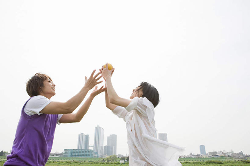 东方人,两个人,高楼大厦,站,举,笑,微笑,露齿笑,横图,室外,白天,仰视,爱情,游戏,草地,草坪,植物,大厦,建筑,摩天大楼,玩具,东京,日本,亚洲,阴影,服装,光线,影子,浪漫,玩,注视,休闲装,黄种人,娱乐,球,草,树,树木,一个,衣服,蓝色,绿色,蓝天,天空,阳光,自然,天,看,托,站着,休闲,温暖,温馨,休闲服,恩爱,益智,恋人,服饰,生长,晴朗,单个,成长,活动,和睦,发泄,关注,消遣,智力,东亚,本州,万里无云,关东地方,本州岛,日本国,东京都,宣泄,男人,男性,年轻男性,年轻女性,女人,女性,亚洲人,情侣,晴空,晴空万里,举起,举手,举着,抬头,玩耍,嬉戏,向上举,向上伸,向上托,仰头,站立,半身,彩图,低角度拍摄,大楼,高层建筑,高楼,摩天楼,伴侣,融洽