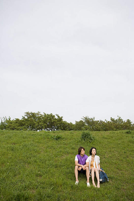 东方人,两个人,坐,握手,竖图,室外,白天,正面,爱情,草地,草坪,植物,东京,日本,亚洲,阴影,服装,光线,影子,浪漫,注视,休闲装,黄种人,草,衣服,蓝色,绿色,蓝天,天空,阳光,天,观察,看,休闲,温暖,温馨,休闲服,恩爱,恋人,服饰,晴朗,观看,和睦,察看,关注,东亚,本州,万里无云,关东地方,本州岛,日本国,东京都,男人,男性,年轻男性,年轻女性,女人,女性,亚洲人,情侣,晴空,晴空万里,搀手,拉手,手拉手,手握手,坐着,彩图,全身,伴侣,融洽