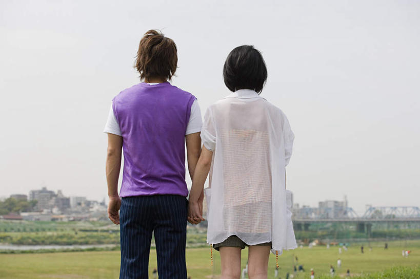 东方人,两个人,家,站,握手,横图,室外,白天,爱情,草地,草坪,植物,鸟,东京,日本,亚洲,许多,阴影,服装,光线,鸟类,影子,房屋,屋子,浪漫,注视,休闲装,黄种人,楼房,住宅,草,背面,衣服,蓝色,绿色,蓝天,天空,阳光,天,观察,看,站着,休闲,温暖,温馨,休闲服,恩爱,恋人,服饰,晴朗,观看,和睦,察看,关注,东亚,本州,万里无云,关东地方,本州岛,日本国,东京都,男人,男性,年轻男性,年轻女性,女人,女性,亚洲人,情侣,晴空,晴空万里,搀手,拉手,手拉手,手握手,站立,半身,彩图,房子,伴侣,融洽