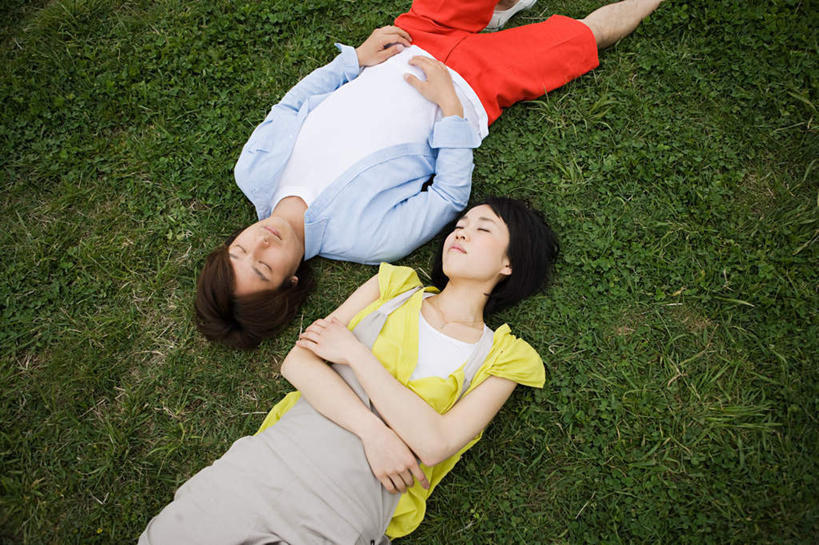 东方人,两个人,躺,闭眼,睡,双手交叉,横图,俯视,室外,白天,爱情,草地,草坪,植物,东京,日本,亚洲,阴影,服装,光线,影子,浪漫,休闲装,黄种人,草,衣服,绿色,阳光,休闲,温暖,温馨,休闲服,恩爱,恋人,服饰,和睦,双手抱胸,东亚,本州,关东地方,本州岛,日本国,东京都,卧着,男人,男性,年轻男性,年轻女性,女人,女性,亚洲人,情侣,闭眼睛,闭着眼,闭着眼睛,困,困觉,寝息,睡觉,躺着,卧,半身,彩图,高角度拍摄,伴侣,融洽