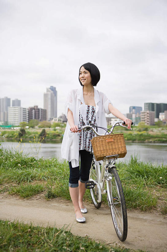 东方人,一个人,高楼大厦,站,笑,微笑,露齿笑,竖图,室外,白天,正面,草地,草坪,河流,水,植物,大厦,建筑,摩天大楼,自行车,东京,日本,亚洲,仅一个年轻女性,仅一个女性,仅一个人,一辆,握,阴影,波纹,服装,光线,篮子,影子,河水,水流,涟漪,注视,休闲装,黄种人,车,脚踏车,草,衣服,蓝色,绿色,倒影,蓝天,水纹,天空,阳光,交通工具,波浪,天,观察,看,站着,休闲,休闲服,握着,服饰,晴朗,观看,察看,倒映,关注,载具,东亚,本州,万里无云,关东地方,本州岛,日本国,东京都,水晕,反照,年轻女性,女人,女性,亚洲人,晴空,晴空万里,站立,彩图,全身,大楼,高层建筑,高楼,摩天楼