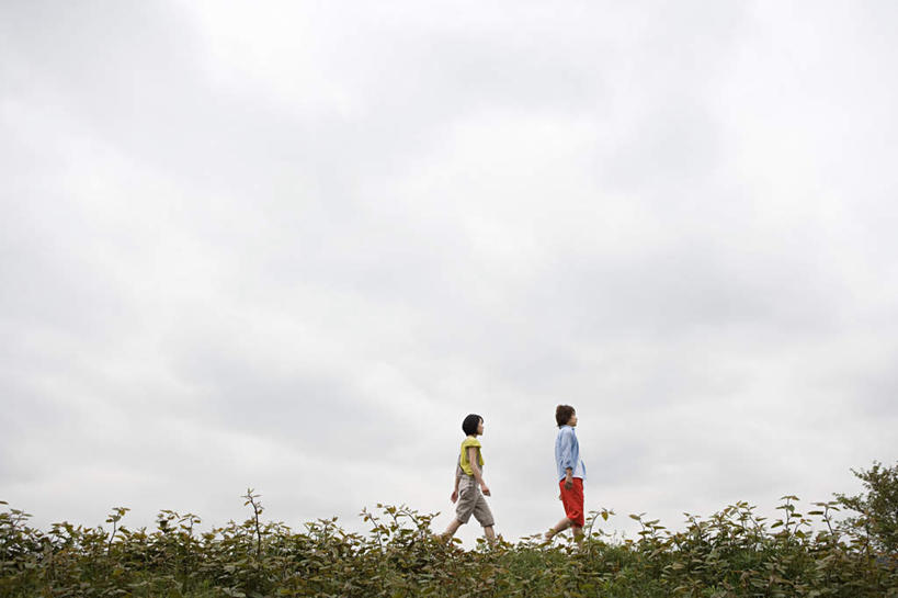 东方人,两个人,走,横图,室外,白天,仰视,爱情,草地,草坪,植物,东京,日本,亚洲,服装,云,云朵,浪漫,云彩,注视,休闲装,黄种人,草,衣服,蓝色,绿色,白云,蓝天,天空,天,观察,看,休闲,温暖,温馨,休闲服,恩爱,恋人,服饰,晴朗,观看,和睦,察看,关注,东亚,本州,关东地方,本州岛,日本国,东京都,男人,男性,年轻男性,年轻女性,女人,女性,亚洲人,情侣,晴空,步行,散步,走路,彩图,低角度拍摄,全身,伴侣,融洽