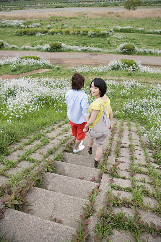 东方人,两个人,走,握手,竖图,俯视,室外,白天,爱情,草地,草坪,植物,楼梯,东京,日本,亚洲,阴影,服装,光线,影子,阶梯,浪漫,扭头,注视,休闲装,黄种人,台阶,草,衣服,绿色,阳光,观察,看,转头,休闲,温暖,温馨,休闲服,恩爱,恋人,服饰,观看,和睦,察看,关注,东亚,本州,关东地方,本州岛,日本国,东京都,男人,男性,年轻男性,年轻女性,女人,女性,亚洲人,情侣,步行,搀手,拉手,散步,手拉手,手握手,走路,彩图,高角度拍摄,全身,伴侣,融洽