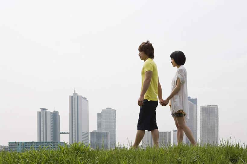 东方人,两个人,高楼大厦,走,握手,横图,室外,白天,仰视,爱情,草地,草坪,植物,大厦,建筑,摩天大楼,东京,日本,亚洲,阴影,服装,光线,影子,浪漫,注视,休闲装,黄种人,草,衣服,蓝色,绿色,蓝天,天空,阳光,天,观察,看,休闲,温暖,温馨,休闲服,恩爱,恋人,服饰,晴朗,观看,和睦,察看,关注,东亚,本州,万里无云,关东地方,本州岛,日本国,东京都,男人,男性,年轻男性,年轻女性,女人,女性,亚洲人,情侣,晴空,晴空万里,步行,搀手,拉手,散步,手拉手,手握手,走路,彩图,低角度拍摄,全身,大楼,高层建筑,高楼,摩天楼,伴侣,融洽