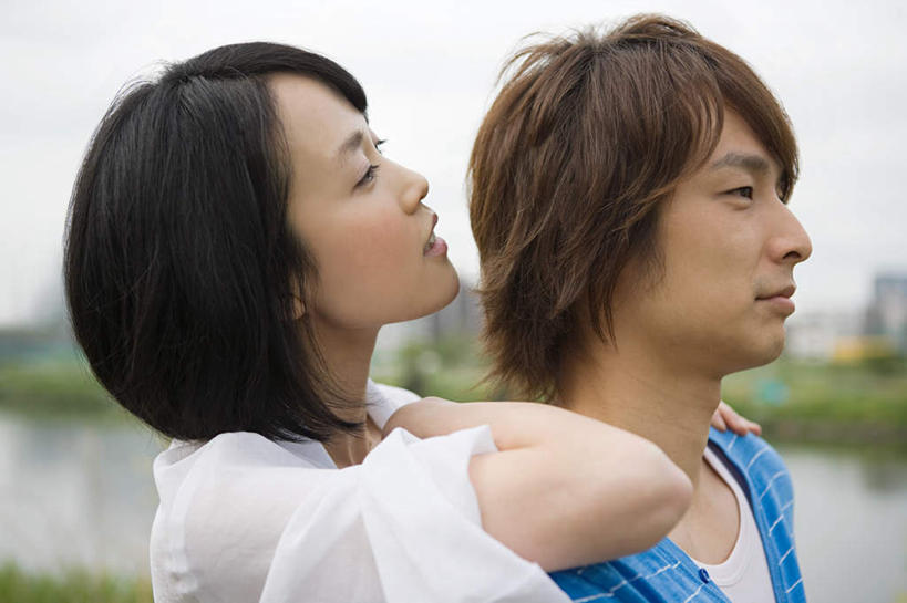 东方人,脸,头,脸颊,头发,两个人,站,笑,微笑,横图,室外,特写,白天,侧面,爱情,草地,草坪,河流,水,植物,东京,日本,亚洲,服装,朦胧,模糊,河水,水流,棕色,浪漫,注视,休闲装,黄种人,肩膀,草,衣服,蓝色,绿色,白色,黑色,蓝天,天空,天,观察,看,站着,休闲,温暖,温馨,休闲服,恩爱,搭,恋人,服饰,晴朗,观看,和睦,察看,搭着,关注,东亚,本州,万里无云,关东地方,本州岛,日本国,东京都,男人,男性,年轻男性,年轻女性,女人,女性,亚洲人,头部,卷发,直发,脸部,脸蛋,面部,情侣,晴空,晴空万里,站立,半身,彩图,伴侣,融洽,短发