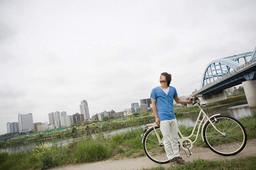 东方人,一个人,站,横图,室外,白天,仰视,草地,草坪,河流,水,植物,大桥,道路,立交桥,路,桥梁,自行车,东京,日本,亚洲,仅一个男性,仅一个人,一辆,握,阴影,服装,光线,影子,河水,水流,云,云朵,高架,小路,斜拉桥,桥,交通,云彩,注视,休闲装,黄种人,车,脚踏车,草,仅一个年轻男性,衣服,蓝色,绿色,白云,蓝天,天空,阳光,交通工具,天,观察,看,站着,休闲,休闲服,搭,握着,服饰,晴朗,观看,察看,搭着,关注,载具,东亚,本州,关东地方,本州岛,日本国,东京都,男人,男性,年轻男性,亚洲人,晴空,抬头,仰头,站立,彩图,低角度拍摄,全身