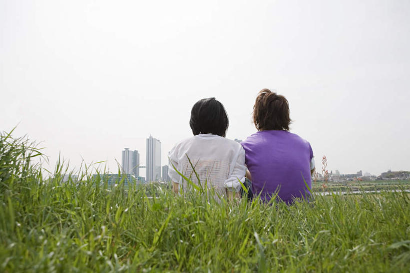 东方人,两个人,坐,横图,室外,白天,爱情,草地,草坪,植物,东京,日本,亚洲,阴影,服装,光线,影子,浪漫,注视,休闲装,黄种人,草,背面,衣服,蓝色,绿色,蓝天,天空,阳光,天,观察,看,休闲,温暖,温馨,休闲服,恩爱,恋人,服饰,晴朗,观看,和睦,察看,关注,东亚,本州,万里无云,关东地方,本州岛,日本国,东京都,男人,男性,年轻男性,年轻女性,女人,女性,亚洲人,情侣,晴空,晴空万里,坐着,彩图,全身,伴侣,融洽