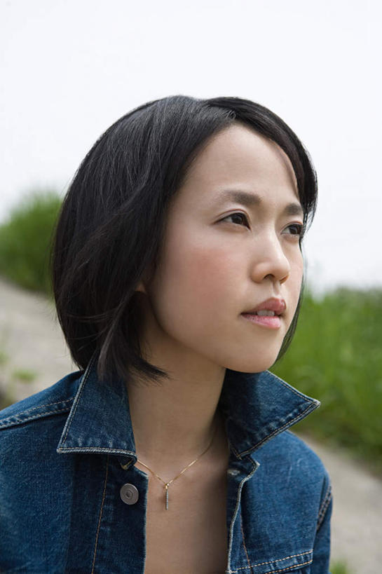 东方人,脸,头,脸颊,头发,一个人,站,竖图,室外,特写,白天,正面,草地,草坪,植物,道路,路,东京,日本,亚洲,仅一个年轻女性,仅一个女性,仅一个人,阴影,服装,朦胧,模糊,光线,影子,小路,交通,注视,休闲装,黄种人,肩膀,草,衣服,蓝色,绿色,黑色,蓝天,天空,阳光,天,观察,看,站着,休闲,休闲服,服饰,晴朗,观看,察看,夹克,关注,东亚,本州,万里无云,关东地方,本州岛,日本国,东京都,茄克,年轻女性,女人,女性,亚洲人,头部,直发,脸部,脸蛋,面部,晴空,晴空万里,站立,半身,彩图,短发