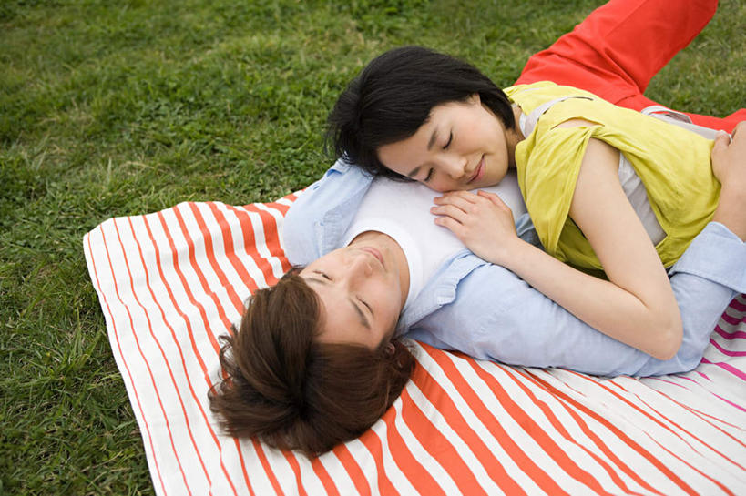 东方人,两个人,躺,闭眼,抱,笑,睡,微笑,横图,俯视,室外,白天,爱情,草地,草坪,植物,东京,日本,亚洲,阴影,服装,光线,格子,影子,坐垫,浪漫,休闲装,黄种人,草,衣服,红色,绿色,白色,阳光,休闲,温暖,温馨,休闲服,恩爱,恋人,服饰,抱着,和睦,搂着,东亚,本州,关东地方,本州岛,日本国,东京都,野餐垫,野餐地毯,多功能毯,卧着,男人,男性,年轻男性,年轻女性,女人,女性,亚洲人,情侣,闭眼睛,闭着眼,闭着眼睛,困,困觉,搂,搂抱,寝息,睡觉,躺着,卧,半身,彩图,高角度拍摄,伴侣,融洽