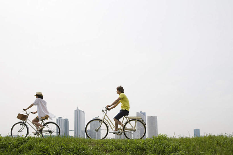 东方人,两个人,高楼大厦,横图,室外,白天,仰视,爱情,草地,草坪,植物,大厦,建筑,摩天大楼,自行车,帽子,东京,日本,亚洲,两辆,握,阴影,服装,光线,影子,浪漫,注视,休闲装,黄种人,车,脚踏车,草,骑,衣服,蓝色,绿色,蓝天,天空,阳光,遮阳帽,交通工具,天,观察,看,骑车,休闲,温暖,温馨,休闲服,恩爱,握着,恋人,服饰,晴朗,观看,和睦,察看,关注,载具,东亚,本州,万里无云,关东地方,本州岛,日本国,东京都,一顶,男人,男性,年轻男性,年轻女性,女人,女性,亚洲人,情侣,晴空,晴空万里,彩图,低角度拍摄,全身,大楼,高层建筑,高楼,摩天楼,伴侣,融洽