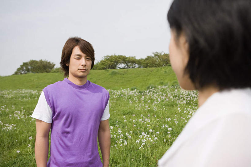 东方人,两个人,站,笑,微笑,横图,室外,白天,正面,爱情,草地,草坪,植物,东京,日本,亚洲,阴影,服装,朦胧,模糊,盛开,光线,影子,浪漫,花蕾,注视,休闲装,黄种人,相视,草,花,花瓣,花朵,鲜花,树,树木,衣服,蓝色,绿色,蓝天,天空,阳光,自然,天,花苞,花蕊,观察,看,站着,休闲,温暖,温馨,面对面,休闲服,恩爱,恋人,服饰,生长,晴朗,成长,观看,对视,和睦,察看,互视,关注,相对,东亚,本州,万里无云,相看,关东地方,本州岛,日本国,东京都,男人,男性,年轻男性,年轻女性,女人,女性,亚洲人,情侣,晴空,晴空万里,站立,半身,彩图,伴侣,融洽