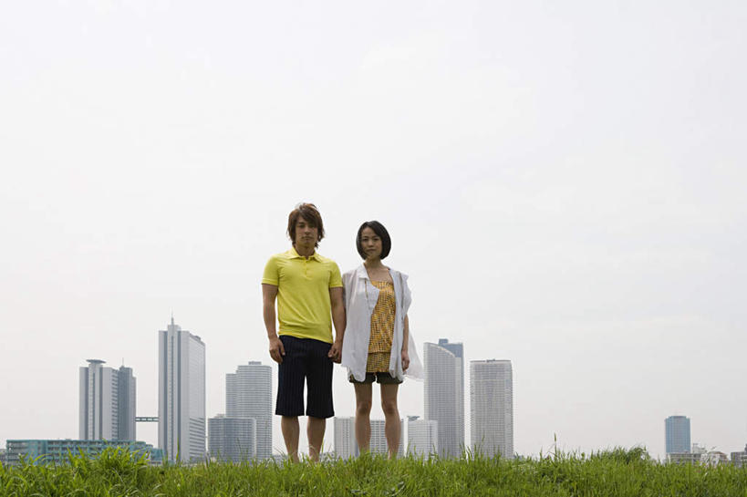 东方人,两个人,高楼大厦,站,握手,横图,室外,白天,仰视,爱情,草地,草坪,植物,大厦,建筑,摩天大楼,东京,日本,亚洲,阴影,服装,光线,影子,浪漫,注视,休闲装,黄种人,草,衣服,蓝色,绿色,蓝天,天空,阳光,天,观察,看,站着,休闲,温暖,温馨,休闲服,恩爱,恋人,服饰,晴朗,观看,和睦,察看,关注,东亚,本州,万里无云,关东地方,本州岛,日本国,东京都,男人,男性,年轻男性,年轻女性,女人,女性,亚洲人,情侣,晴空,晴空万里,搀手,拉手,手拉手,手握手,站立,彩图,低角度拍摄,全身,大楼,高层建筑,高楼,摩天楼,伴侣,融洽