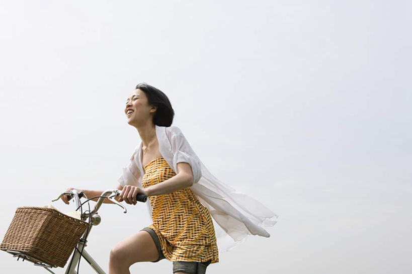 东方人,一个人,笑,微笑,露齿笑,横图,室外,白天,仰视,自行车,东京,日本,亚洲,仅一个年轻女性,仅一个女性,仅一个人,一辆,握,阴影,服装,光线,篮子,影子,注视,休闲装,黄种人,车,脚踏车,骑,衣服,蓝色,蓝天,天空,阳光,交通工具,天,观察,看,骑车,休闲,休闲服,握着,服饰,晴朗,观看,察看,关注,载具,东亚,本州,万里无云,关东地方,本州岛,日本国,东京都,年轻女性,女人,女性,亚洲人,晴空,晴空万里,半身,彩图,低角度拍摄