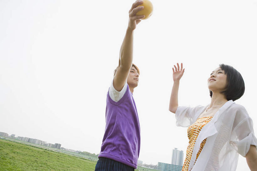 东方人,两个人,高楼大厦,站,举,笑,微笑,露齿笑,横图,室外,白天,仰视,爱情,游戏,草地,草坪,植物,大厦,建筑,摩天大楼,玩具,东京,日本,亚洲,阴影,服装,光线,影子,浪漫,玩,注视,休闲装,黄种人,娱乐,球,草,一个,衣服,蓝色,绿色,蓝天,天空,阳光,天,观察,看,托,站着,休闲,温暖,温馨,休闲服,恩爱,益智,恋人,服饰,晴朗,单个,观看,活动,和睦,察看,发泄,关注,消遣,智力,东亚,本州,万里无云,关东地方,本州岛,日本国,东京都,宣泄,男人,男性,年轻男性,年轻女性,女人,女性,亚洲人,情侣,晴空,晴空万里,举起,举手,举着,玩耍,嬉戏,向上举,向上伸,向上托,站立,半身,彩图,低角度拍摄,大楼,高层建筑,高楼,摩天楼,伴侣,融洽