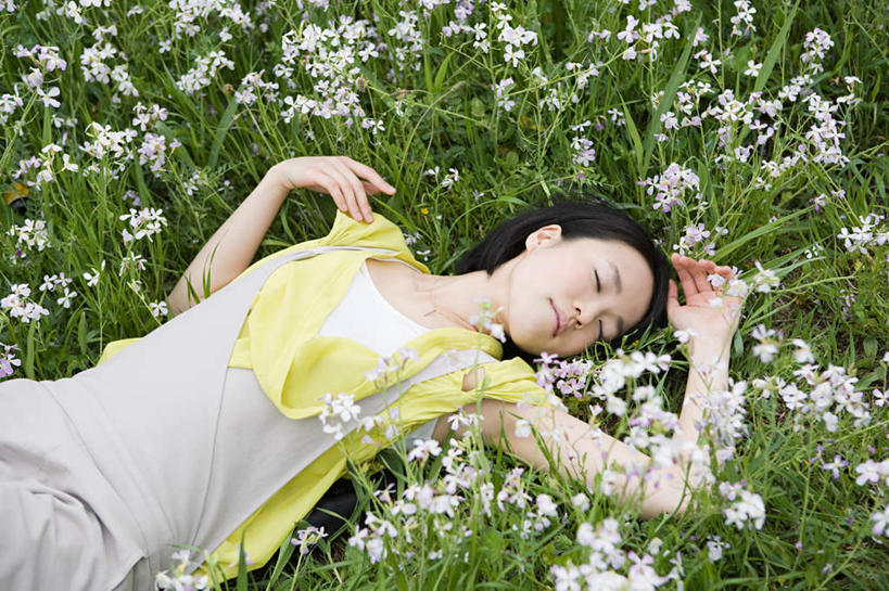 东方人,一个人,躺,闭眼,睡,横图,俯视,室外,白天,草地,草坪,花海,花圃,植物,叶子,东京,日本,亚洲,仅一个年轻女性,仅一个女性,仅一个人,阴影,服装,盛开,光线,影子,花蕾,休闲装,黄种人,草,花,花瓣,花朵,花卉,鲜花,衣服,绿色,阳光,花丛,花束,花田,花苞,花蕊,休闲,休闲服,服饰,东亚,本州,关东地方,本州岛,日本国,东京都,卧着,年轻女性,女人,女性,亚洲人,闭眼睛,闭着眼,闭着眼睛,困,困觉,寝息,睡觉,躺着,卧,半身,彩图,高角度拍摄