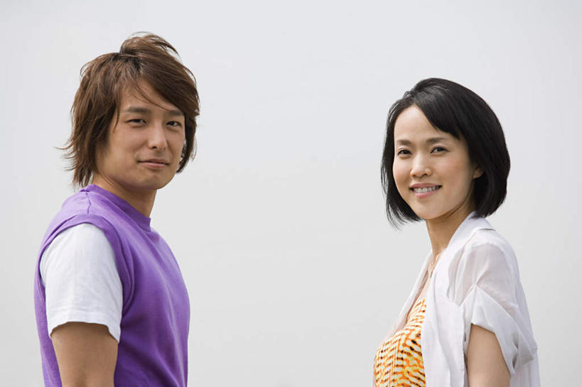 东方人,两个人,站,笑,微笑,露齿笑,横图,室外,白天,侧面,爱情,东京,日本,亚洲,阴影,服装,光线,影子,浪漫,扭头,注视,休闲装,黄种人,衣服,蓝色,蓝天,天空,阳光,天,观察,看,站着,转头,休闲,温暖,温馨,面对面,休闲服,恩爱,恋人,服饰,晴朗,观看,和睦,察看,关注,东亚,本州,万里无云,关东地方,本州岛,日本国,东京都,男人,男性,年轻男性,年轻女性,女人,女性,亚洲人,情侣,晴空,晴空万里,站立,半身,彩图,伴侣,融洽