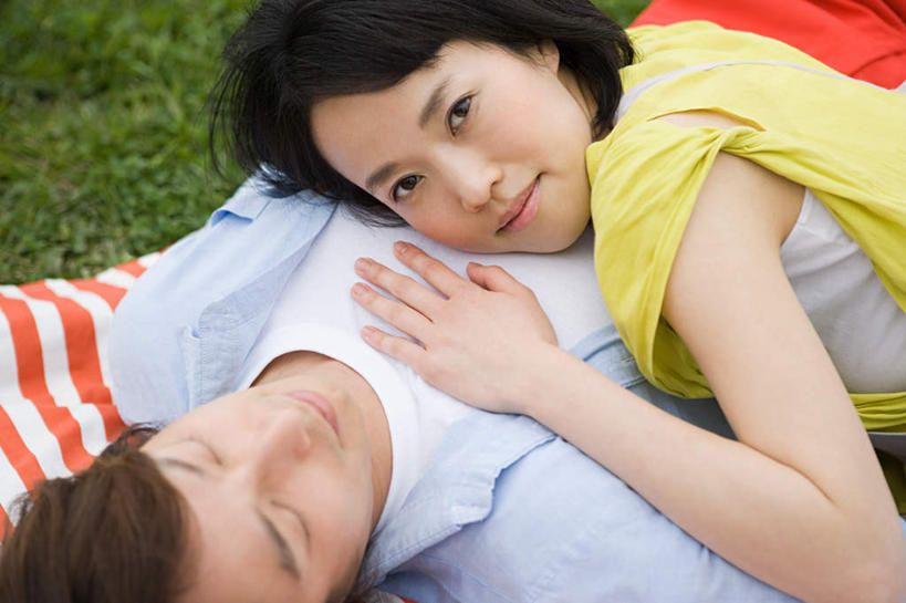 东方人,两个人,躺,闭眼,抱,笑,睡,微笑,横图,俯视,室外,白天,爱情,草地,草坪,植物,东京,日本,亚洲,阴影,服装,光线,格子,影子,坐垫,浪漫,注视,休闲装,黄种人,草,衣服,红色,绿色,白色,阳光,观察,看,休闲,温暖,温馨,休闲服,恩爱,恋人,服饰,抱着,观看,和睦,察看,搂着,关注,东亚,本州,关东地方,本州岛,日本国,东京都,野餐垫,野餐地毯,多功能毯,卧着,男人,男性,年轻男性,年轻女性,女人,女性,亚洲人,情侣,闭眼睛,闭着眼,闭着眼睛,困,困觉,搂,搂抱,寝息,睡觉,躺着,卧,半身,彩图,高角度拍摄,伴侣,融洽