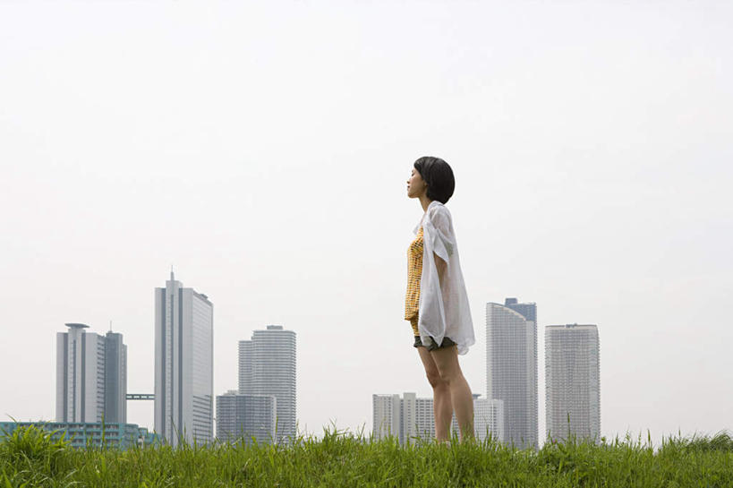 东方人,一个人,高楼大厦,站,横图,室外,白天,仰视,草地,草坪,植物,大厦,建筑,摩天大楼,东京,日本,亚洲,仅一个年轻女性,仅一个女性,仅一个人,阴影,服装,光线,影子,注视,休闲装,黄种人,草,衣服,蓝色,绿色,蓝天,天空,阳光,天,看,站着,休闲,休闲服,服饰,晴朗,关注,东亚,本州,万里无云,关东地方,本州岛,日本国,东京都,年轻女性,女人,女性,亚洲人,晴空,晴空万里,抬头,仰头,站立,彩图,低角度拍摄,全身,大楼,高层建筑,高楼,摩天楼