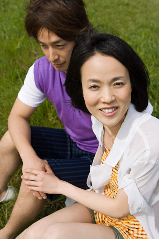 东方人,两个人,坐,握手,笑,微笑,露齿笑,竖图,俯视,室外,白天,爱情,草地,草坪,植物,东京,日本,亚洲,阴影,服装,光线,影子,浪漫,注视,休闲装,黄种人,草,衣服,绿色,阳光,观察,看,休闲,温暖,温馨,休闲服,恩爱,恋人,服饰,观看,和睦,察看,关注,东亚,本州,关东地方,本州岛,日本国,东京都,男人,男性,年轻男性,年轻女性,女人,女性,亚洲人,情侣,搀手,拉手,手拉手,手握手,坐着,半身,彩图,高角度拍摄,伴侣,融洽
