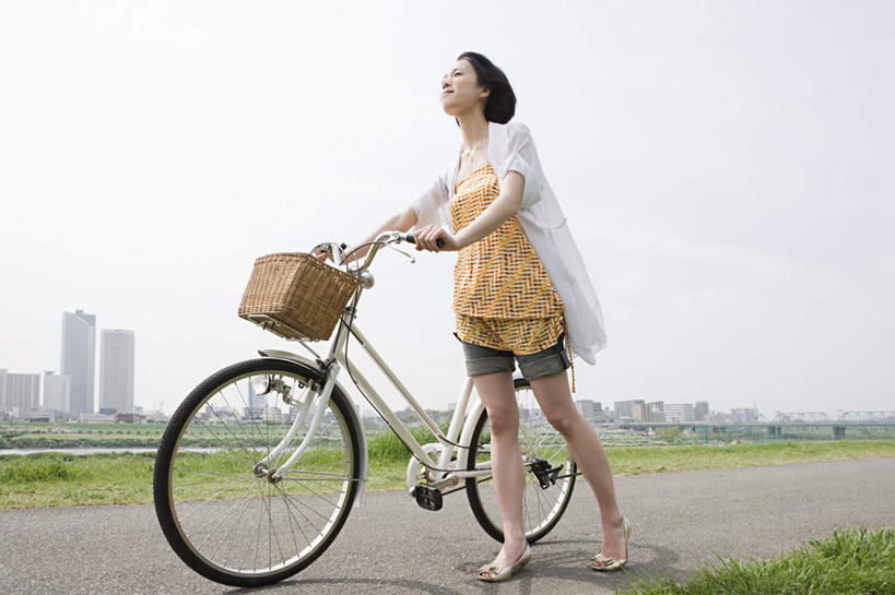 东方人,一个人,站,笑,微笑,露齿笑,横图,室外,白天,仰视,草地,草坪,植物,道路,路,自行车,东京,日本,亚洲,仅一个年轻女性,仅一个女性,仅一个人,一辆,握,阴影,服装,光线,影子,小路,交通,注视,休闲装,黄种人,车,脚踏车,草,衣服,蓝色,绿色,蓝天,天空,阳光,交通工具,天,看,站着,休闲,休闲服,握着,服饰,晴朗,关注,载具,东亚,本州,万里无云,关东地方,本州岛,日本国,东京都,年轻女性,女人,女性,亚洲人,晴空,晴空万里,抬头,仰头,站立,彩图,低角度拍摄,全身