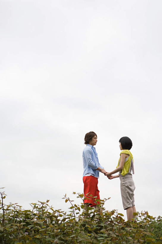 东方人,两个人,站,握手,竖图,室外,白天,仰视,爱情,草地,草坪,植物,东京,日本,亚洲,阴影,服装,光线,影子,浪漫,休闲装,黄种人,相视,草,衣服,蓝色,绿色,蓝天,天空,阳光,天,站着,休闲,温暖,温馨,面对面,休闲服,恩爱,恋人,服饰,晴朗,对视,和睦,互视,相对,东亚,本州,万里无云,相看,关东地方,本州岛,日本国,东京都,男人,男性,年轻男性,年轻女性,女人,女性,亚洲人,情侣,晴空,晴空万里,搀手,拉手,手拉手,手握手,站立,彩图,低角度拍摄,全身,伴侣,融洽