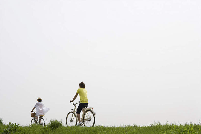 东方人,两个人,高楼大厦,横图,室外,白天,仰视,爱情,草地,草坪,植物,大厦,建筑,摩天大楼,自行车,帽子,东京,日本,亚洲,两辆,握,阴影,服装,光线,影子,浪漫,注视,休闲装,黄种人,车,脚踏车,草,骑,衣服,蓝色,绿色,蓝天,天空,阳光,遮阳帽,交通工具,天,观察,看,骑车,休闲,温暖,温馨,休闲服,恩爱,握着,恋人,服饰,晴朗,观看,和睦,察看,关注,载具,东亚,本州,万里无云,关东地方,本州岛,日本国,东京都,一顶,男人,男性,年轻男性,年轻女性,女人,女性,亚洲人,情侣,晴空,晴空万里,彩图,低角度拍摄,全身,大楼,高层建筑,高楼,摩天楼,伴侣,融洽