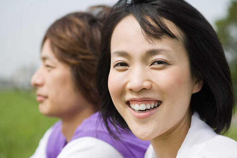 东方人,脸,头,脸颊,头发,两个人,坐,笑,微笑,露齿笑,横图,室外,特写,白天,侧面,爱情,草地,草坪,植物,东京,日本,亚洲,阴影,服装,朦胧,模糊,光线,影子,棕色,浪漫,注视,休闲装,黄种人,肩膀,草,树,树木,衣服,蓝色,绿色,黑色,蓝天,天空,阳光,自然,天,观察,看,休闲,温暖,温馨,休闲服,恩爱,恋人,服饰,生长,晴朗,成长,观看,和睦,察看,关注,东亚,本州,万里无云,关东地方,本州岛,日本国,东京都,男人,男性,年轻男性,年轻女性,女人,女性,亚洲人,头部,卷发,直发,脸部,脸蛋,面部,情侣,晴空,晴空万里,坐着,半身,彩图,伴侣,融洽,短发