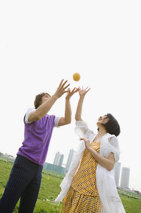 东方人,两个人,高楼大厦,站,举,笑,微笑,露齿笑,竖图,室外,白天,仰视,爱情,游戏,草地,草坪,植物,大厦,建筑,摩天大楼,玩具,东京,日本,亚洲,阴影,服装,光线,影子,浪漫,玩,注视,休闲装,黄种人,娱乐,球,草,一个,衣服,蓝色,绿色,蓝天,天空,阳光,天,观察,看,托,站着,休闲,温暖,温馨,休闲服,恩爱,益智,恋人,服饰,晴朗,单个,观看,活动,和睦,察看,发泄,关注,消遣,智力,东亚,本州,万里无云,关东地方,本州岛,日本国,东京都,宣泄,男人,男性,年轻男性,年轻女性,女人,女性,亚洲人,情侣,晴空,晴空万里,举起,举手,举着,玩耍,嬉戏,向上举,向上伸,向上托,站立,半身,彩图,低角度拍摄,大楼,高层建筑,高楼,摩天楼,伴侣,融洽