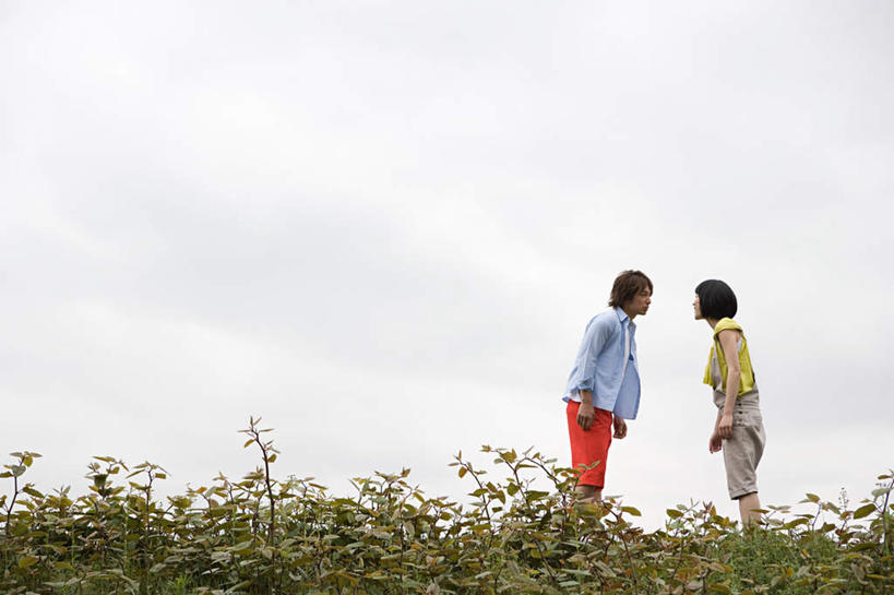 东方人,两个人,站,笑,微笑,横图,室外,白天,仰视,爱情,草地,草坪,植物,东京,日本,亚洲,阴影,服装,光线,影子,云,云朵,浪漫,云彩,注视,休闲装,黄种人,相视,草,衣服,蓝色,绿色,白云,蓝天,天空,阳光,天,观察,看,站着,休闲,温暖,温馨,面对面,休闲服,恩爱,恋人,服饰,晴朗,观看,对视,和睦,察看,互视,关注,相对,东亚,本州,相看,关东地方,本州岛,日本国,东京都,男人,男性,年轻男性,年轻女性,女人,女性,亚洲人,情侣,晴空,站立,彩图,低角度拍摄,全身,伴侣,融洽