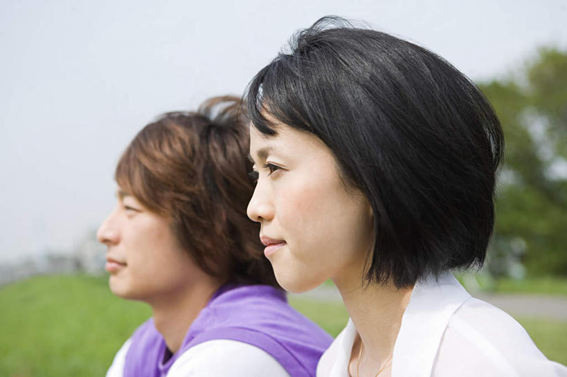 东方人,脸,头,脸颊,头发,两个人,坐,笑,微笑,露齿笑,横图,室外,特写,白天,侧面,爱情,草地,草坪,植物,东京,日本,亚洲,阴影,服装,朦胧,模糊,光线,影子,棕色,浪漫,注视,休闲装,黄种人,肩膀,草,树,树木,衣服,蓝色,绿色,黑色,蓝天,天空,阳光,自然,天,观察,看,休闲,温暖,温馨,休闲服,恩爱,恋人,服饰,生长,晴朗,成长,观看,和睦,察看,关注,东亚,本州,万里无云,关东地方,本州岛,日本国,东京都,男人,男性,年轻男性,年轻女性,女人,女性,亚洲人,头部,卷发,直发,脸部,脸蛋,面部,情侣,晴空,晴空万里,坐着,半身,彩图,伴侣,融洽,短发