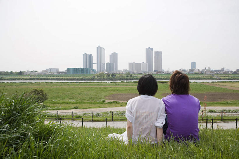 东方人,两个人,高楼大厦,坐,横图,室外,白天,爱情,草地,草坪,植物,大厦,道路,建筑,路,摩天大楼,东京,日本,亚洲,阴影,服装,光线,影子,小路,交通,浪漫,注视,休闲装,黄种人,草,背面,衣服,蓝色,绿色,紫色,白色,蓝天,天空,阳光,天,观察,看,休闲,温暖,温馨,休闲服,恩爱,恋人,服饰,晴朗,观看,和睦,察看,关注,东亚,本州,万里无云,关东地方,本州岛,日本国,东京都,男人,男性,年轻男性,年轻女性,女人,女性,亚洲人,情侣,晴空,晴空万里,坐着,彩图,全身,大楼,高层建筑,高楼,摩天楼,伴侣,融洽