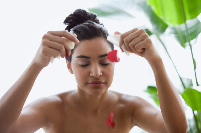 西方人,脸,头,脸颊,头发,一个人,站,举,闭眼,横图,室内,特写,白天,正面,植物,叶子,欧洲,欧洲人,仅一个年轻女性,仅一个女性,仅一个人,阴影,盛开,反射,盆栽,影子,墙,绿叶,盆景,花蕾,洒,裸露,肩膀,墙壁,墙面,花,花瓣,花朵,鲜花,绿色,白色,黑色,自然,花苞,花蕊,托,站着,嫩叶,生长,成长,盘发,裸,尤物,年轻女性,女人,女性,白种人,头部,长发,脸部,脸蛋,面部,叶,叶片,闭眼睛,闭着眼,闭着眼睛,举起,举手,举着,撒,向上举,向上伸,向上托,站立,半身,彩图,佳丽,丽人,美人