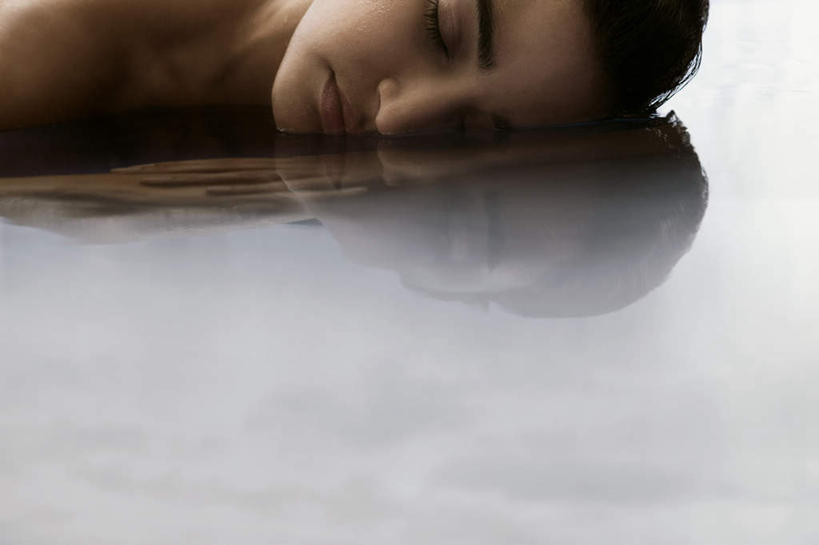 西方人,脸,头,脸颊,一个人,闭眼,睡,横图,室外,特写,白天,正面,按摩,美容,水,欧洲,欧洲人,仅一个年轻女性,仅一个女性,仅一个人,护肤,阴影,反射,液体,影子,水滴,地面,裸露,肩膀,趴着,保养,享受,休闲,放松,SPA水疗,保健,温泉浴场,裸,养颜,尤物,年轻女性,女人,女性,白种人,头部,脸部,脸蛋,面部,矿泉疗养地,闭眼睛,闭着眼,闭着眼睛,困,困觉,趴,寝息,睡觉,半身,彩图,水疗,佳丽,丽人,美人