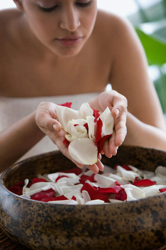 西方人,一个人,捧,竖图,室内,白天,正面,水,植物,叶子,欧洲,欧洲人,仅一个年轻女性,仅一个女性,仅一个人,一条,阴影,反射,木制,包裹,纺织物,盆栽,液体,影子,水滴,绿叶,盆景,花蕾,注视,花,花瓣,鲜花,绿色,白色,自然,容器,毛巾,碗,花苞,花蕊,低头,观察,看,清洁,嫩叶,生长,成长,观看,储藏,保暖,察看,关注,透气,防水,储水,耐磨,吸水,年轻女性,女人,女性,白种人,叶,叶片,端,端着,捧着,手捧,半身,彩图,贮存