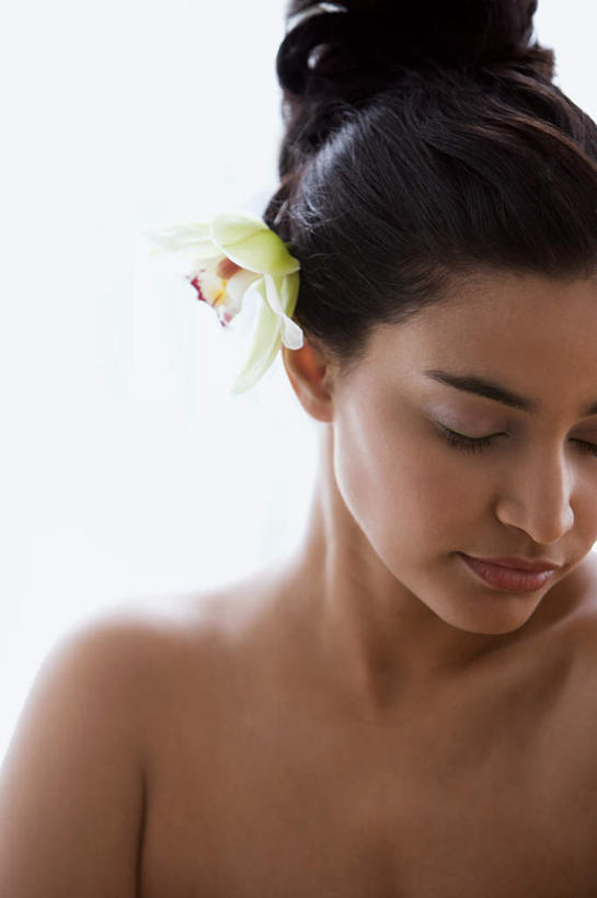 西方人,脸,头,脸颊,头发,一个人,闭眼,竖图,室内,特写,白天,白色背景,正面,欧洲,欧洲人,仅一个年轻女性,仅一个女性,仅一个人,阴影,盛开,反射,影子,花蕾,裸露,肩膀,花,花瓣,花朵,鲜花,一朵,黑色,花苞,花蕊,摄影,影棚,盘发,高雅,裸,淡泊,花中君子,尤物,兰花,年轻女性,女人,女性,白种人,头部,长发,脸部,脸蛋,面部,闭眼睛,闭着眼,闭着眼睛,半身,彩图,影棚拍摄,拍摄,佳丽,丽人,美人