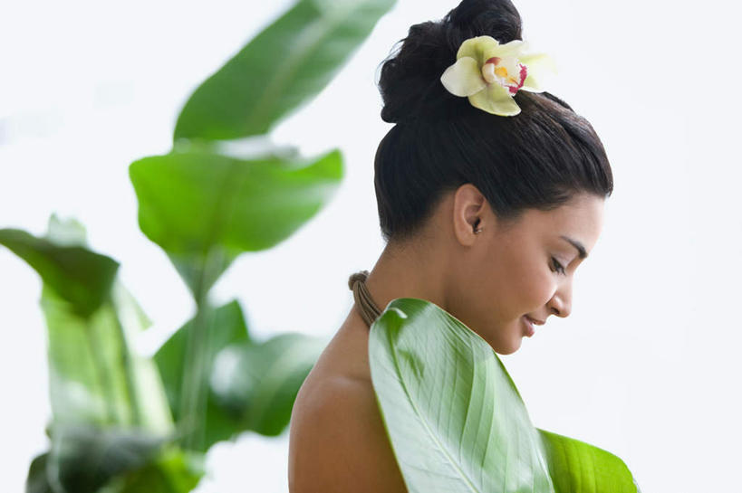 西方人,脸,头,脸颊,头发,一个人,站,横图,室内,特写,白天,侧面,植物,叶子,欧洲,欧洲人,仅一个年轻女性,仅一个女性,仅一个人,阴影,朦胧,模糊,盛开,反射,盆栽,影子,墙,绿叶,盆景,花蕾,注视,肩膀,墙壁,墙面,花,花瓣,花朵,鲜花,一朵,绿色,白色,黑色,自然,花苞,花蕊,低头,观察,看,站着,嫩叶,遮,遮掩,生长,成长,观看,盘发,察看,掩盖,高雅,遮挡,关注,遮盖,掩饰,垂头,淡泊,花中君子,尤物,兰花,年轻女性,女人,女性,白种人,头部,长发,脸部,脸蛋,面部,叶,叶片,站立,半身,彩图,佳丽,丽人,美人