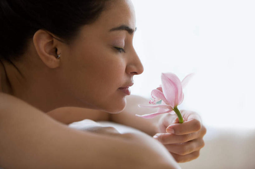 西方人,脸,头,脸颊,闭眼,横图,室内,特写,白天,侧面,窗户,窗帘,欧洲,欧洲人,握,阴影,朦胧,模糊,装饰,盛开,反射,影子,花蕾,闻,肩膀,玻璃窗,花,花瓣,花朵,鲜花,一朵,粉色,帘子,花苞,花蕊,趴着,遮阳,握着,华丽,修饰,点缀,嗅,高雅,衬托,美观,雅致,雅观,淡泊,花中君子,尤物,兰花,白种人,头部,脸部,脸蛋,面部,闭眼睛,闭着眼,闭着眼睛,趴,半身,彩图,佳丽,丽人,美人