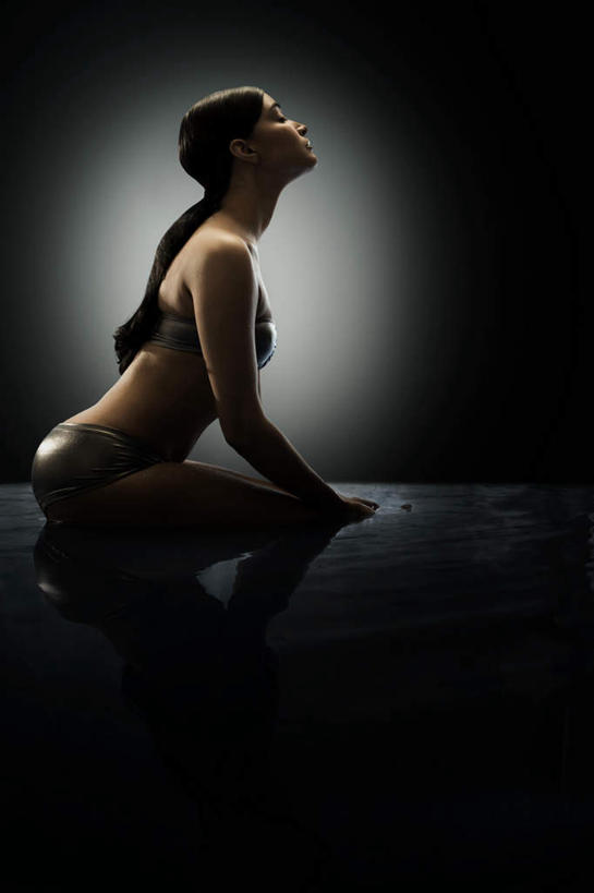 西方人,一个人,跪,竖图,室内,白天,侧面,泳装,比基尼,按摩,美容,水,欧洲,欧洲人,仅一个年轻女性,仅一个女性,仅一个人,护肤,阴影,黑色背景,反射,液体,影子,水滴,注视,看,保养,享受,休闲,放松,SPA水疗,保健,温泉浴场,摄影,影棚,关注,养颜,尤物,年轻女性,女人,女性,白种人,矿泉疗养地,跪着,抬头,仰头,彩图,全身,影棚拍摄,三点式,泳衣,水疗,拍摄,佳丽,丽人,美人