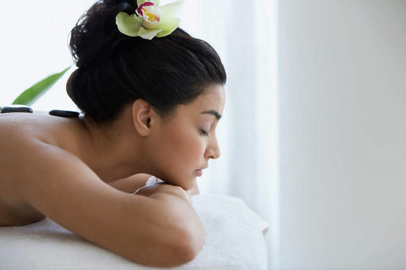 西方人,脸,头,脸颊,闭眼,横图,室内,特写,白天,侧面,按摩,美容,石头,窗户,窗帘,欧洲,欧洲人,两块,护肤,阴影,朦胧,模糊,装饰,盛开,反射,石子,影子,花蕾,裸露,肩膀,玻璃窗,花,花瓣,花朵,鲜花,一朵,绿色,帘子,花苞,花蕊,趴着,保养,享受,休闲,遮阳,鹅卵石,放松,SPA水疗,保健,温泉浴场,华丽,修饰,点缀,高雅,裸,按摩石,养颜,衬托,美观,雅致,雅观,淡泊,花中君子,尤物,兰花,白种人,头部,脸部,脸蛋,面部,石块,矿泉疗养地,闭眼睛,闭着眼,闭着眼睛,趴,半身,彩图,水疗,佳丽,丽人,美人