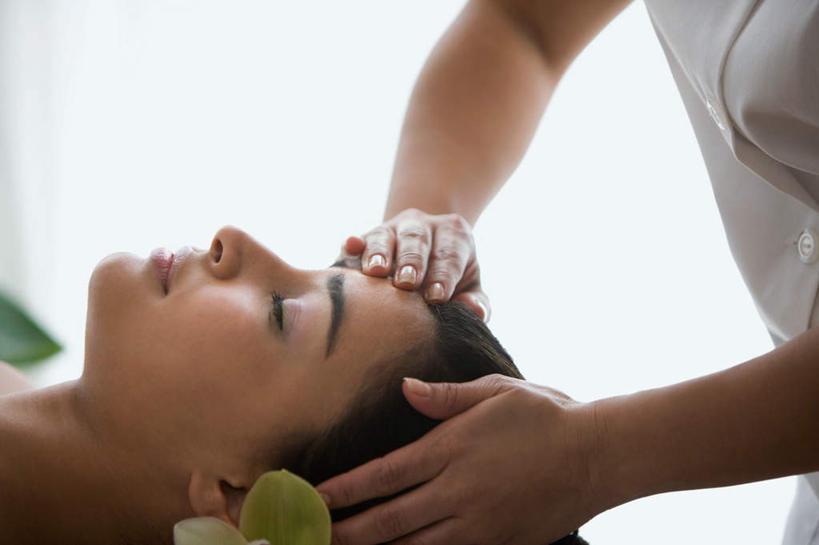 西方人,脸,头,脸颊,两个人,按摩师,躺,闭眼,笑,微笑,横图,室内,特写,白天,侧面,按摩,植物,床,叶子,欧洲,欧洲人,阴影,朦胧,模糊,反射,盆栽,影子,绿叶,床单,盆景,被子,裸露,顾客,肩膀,绿色,自然,嫩叶,单人床,生长,成长,被单,裸,指压,主顾,卧着,年轻女性,女人,女性,白种人,头部,脸部,脸蛋,面部,叶,叶片,技师,闭眼睛,闭着眼,闭着眼睛,躺着,卧,半身,彩图,推拿