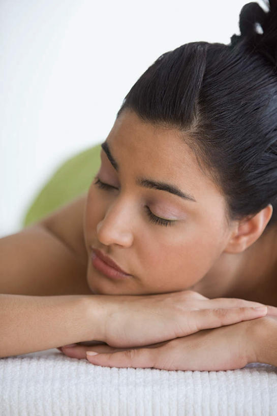 西方人,脸,头,脸颊,头发,一个人,闭眼,睡,竖图,室内,特写,白天,正面,床,欧洲,欧洲人,仅一个年轻女性,仅一个女性,仅一个人,阴影,朦胧,模糊,反射,影子,墙,床单,被子,裸露,肩膀,墙壁,墙面,白色,黑色,趴着,单人床,盘发,被单,裸,尤物,年轻女性,女人,女性,白种人,头部,长发,脸部,脸蛋,面部,闭眼睛,闭着眼,闭着眼睛,困,困觉,趴,寝息,睡觉,半身,彩图,佳丽,丽人,美人