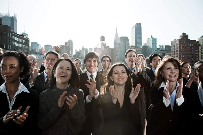 东方人,西方人,伙伴,朋友,商务人士,商务男性,商务女性,高楼大厦,站,笑,鼓掌,微笑,露齿笑,横图,全景,室外,白天,正面,衬衫,友谊,办公楼,合作,团队,天际线,大厦,建筑,摩天大楼,写字楼,欧洲,欧洲人,亚洲,阴影,套装,光线,影子,领带,许多人,注视,黄种人,蓝色,蓝天,天空,阳光,楼宇,天,观察,看,站着,一群人,商务楼,战略,晴朗,观看,察看,象征,庄重,关注,商务装,身份,工薪阶层,万里无云,联合,合谋,正式,地位,配合,协作,男人,男性,年轻男性,年轻女性,女人,女性,中年男性,中年女性,白种人,亚洲人,白领,上班族,晴空,晴空万里,拍手,站立,半身,彩图,衬衣,大楼,高层建筑,高楼,摩天楼