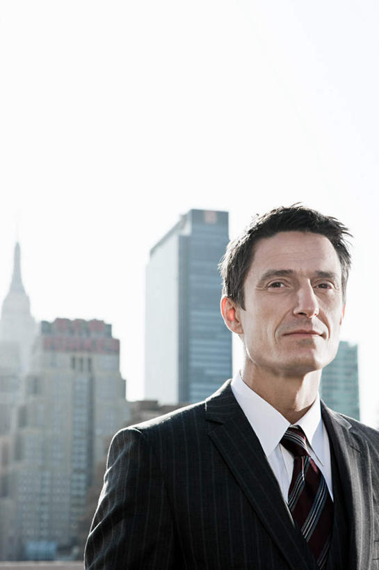 西方人,一个人,商务人士,商务男性,高楼大厦,站,竖图,室外,白天,正面,衬衫,办公楼,天际线,大厦,建筑,摩天大楼,写字楼,欧洲,欧洲人,仅一个男性,仅一个人,仅一个中年男性,阴影,套装,光线,影子,领带,注视,蓝色,蓝天,天空,阳光,楼宇,天,观察,看,站着,商务楼,晴朗,观看,察看,象征,庄重,关注,商务装,身份,工薪阶层,万里无云,正式,地位,男人,男性,中年男性,白种人,白领,上班族,晴空,晴空万里,站立,半身,彩图,衬衣,大楼,高层建筑,高楼,摩天楼