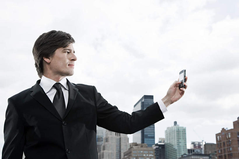 西方人,一个人,商务人士,商务男性,高楼大厦,站,举,打电话,横图,全景,室外,白天,正面,衬衫,办公楼,天际线,大厦,建筑,摩天大楼,写字楼,电话,手机,欧洲,欧洲人,仅一个男性,仅一个人,仅一个中年男性,握,阴影,套装,光线,影子,云,云朵,领带,拿,云彩,拿着,注视,通讯设备,蓝色,白云,蓝天,天空,阳光,楼宇,天,观察,看,托,站着,商务楼,握着,晴朗,观看,察看,象征,庄重,关注,商务装,身份,工薪阶层,正式,地位,交流,男人,男性,中年男性,白种人,白领,上班族,晴空,沟通,举起,举手,举着,通话,向上举,向上伸,向上托,站立,半身,彩图,衬衣,大楼,高层建筑,高楼,摩天楼