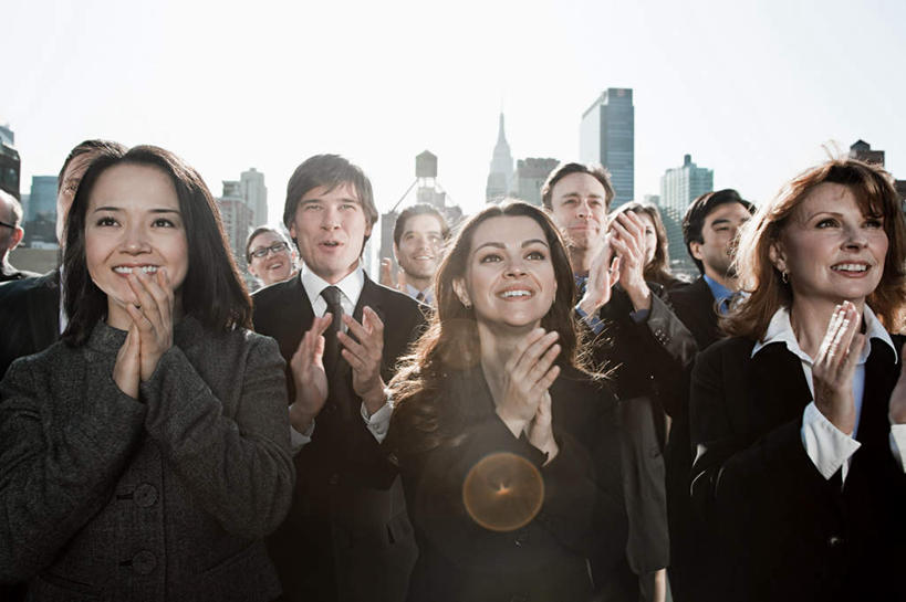 东方人,西方人,伙伴,朋友,商务人士,商务男性,商务女性,高楼大厦,站,笑,鼓掌,微笑,露齿笑,横图,全景,室外,白天,正面,衬衫,友谊,办公楼,合作,团队,天际线,大厦,建筑,摩天大楼,写字楼,欧洲,欧洲人,亚洲,阴影,套装,光线,影子,云,云朵,领带,许多人,云彩,注视,黄种人,蓝色,白云,蓝天,天空,阳光,楼宇,天,观察,看,站着,一群人,商务楼,战略,晴朗,观看,察看,象征,庄重,关注,商务装,身份,工薪阶层,联合,合谋,正式,地位,配合,协作,男人,男性,年轻男性,年轻女性,女人,女性,中年男性,中年女性,白种人,亚洲人,白领,上班族,晴空,拍手,站立,半身,彩图,衬衣,大楼,高层建筑,高楼,摩天楼
