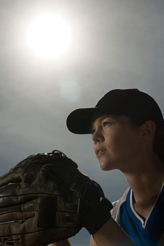 西方人,一个人,运动员,站,竖图,室外,白天,仰视,运动服,锻炼,安全,运动,棒球,垒球,日落,帽子,欧洲,欧洲人,仅一个年轻女性,仅一个女性,仅一个人,阴影,服装,光线,棒球帽,影子,晚霞,霞光,落日,防护,注视,球,衣服,阳光,黄昏,手套,观察,看,站着,彩霞,服饰,观看,保护,察看,衣着,穿着,关注,保险,保全,周全,安稳,安定,防护手套,衣饰,夕照,平安,体育,年轻女性,女人,女性,白种人,夕阳,体育运动员,运动选手,站立,半身,彩图,低角度拍摄,健身,斜阳,运动装