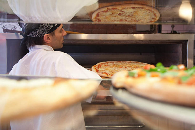 西方人,一个人,厨师,商店,站,横图,室内,白天,购物,烹饪,西餐,消费,窗户,落地窗,橱窗,蔬菜,厨具,照明,欧洲,欧洲人,仅一个男性,仅一个人,仅一个中年男性,阴影,朦胧,模糊,新鲜,光线,电器,烤炉,烤箱,头巾,影子,灯光,料理,食品,披萨,匹萨,注视,商铺,菜肴,美食,吊灯,玻璃窗,灯,食物,背面,灯具,快餐,观察,看,站着,西式,金融,佳肴,有机食品,绿色食品,观看,照亮,察看,家电,家用电器,比萨,照明设备,关注,选购,贸易,炊具,西式快餐,垃圾食品,烹饪用具,意大利薄饼,玻璃橱窗,血拼,市肆,商号,男人,男性,中年男性,白种人,厨师长,厨子,大厨,主厨,烹调用具,烹调,站立,半身,彩图,店铺,小家电